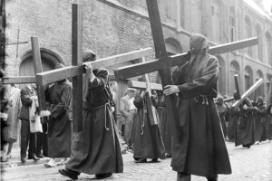 Penitentes carrying heavy crosses - Colorado - Dictionary
