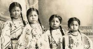 Four unknown Crow girls - Native American Tribes